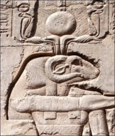 C'est le dieu de la force créatrice qui, sur son tour de potier, avait façonné l'humanité. Il est représenté avec une tête de bélier. Qui est-ce ?