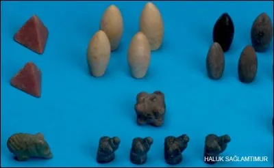 Le premier jeu retrouvé par les archéologues est un assemblage de 49 dés datés, selon les scientifiques, d'entre 3000 et 5000 av. J.-C.
Où les scientifiques ont-ils trouvé ces dés ?