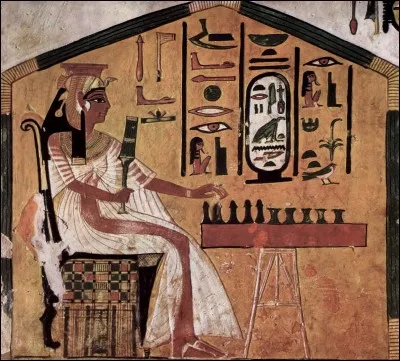 Voici un senet, un jeu égyptien antique. L'image que vous voyez à été retrouvée dans la tombe d'une pharaonne, elle représente la défunte en train de jouer à ce jeu.
Mais qui est la pharaonne en question ?