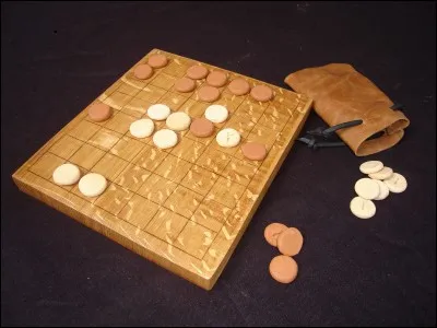 Voici un ludus latrunculorum (à vous souhaits !), un jeu romain très semblable aux échecs modernes.
Que veut dire "ludus latrunculorum" ?