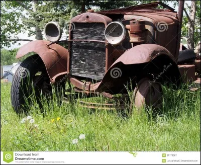 Selon une ''légende'' , la première voiture de cette prestigieuse marque serait née grâce ou à cause d'une voiture qui faisait beaucoup trop de bruit. Quelle était la marque française de cette automobile ?