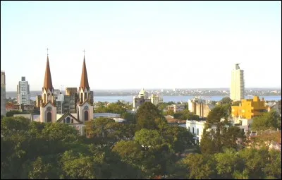 Posadas, peuplée de 300 000 habitants, s'étend sur la rive gauche du grand fleuve Paraná. Dans quel pays se trouve-t-elle ?