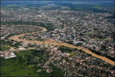 Rio Branco est une ville de 300 000 habitants, sur le rio Acre; elle est à moins de 100 km de la Bolivie. Dans quel pays se trouve-t-elle ?
