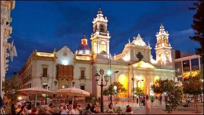 Salta est une ville de plus de 500 000 habitants au pied des montagnes. Dans quel pays se trouve-t-elle ?