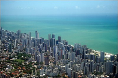Recife, fondée en 1537, est aujourd'hui une ville de 1,5 million d'habitants dans une grande agglomération de 4 millions. Dans quel pays se trouve-t-elle ?
