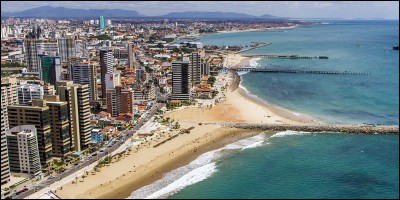 Fortaleza, grande ville de 2,5 millions d'habitants, est située le long de la côte atlantique, avec 34 km de plages. Dans quel pays se trouve-t-elle ?