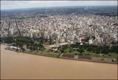 Rosario, grande ville de 1,2 millions d'habitants, s'étend au bord du rio Paraná. Dans quel pays se trouve-t-elle ?