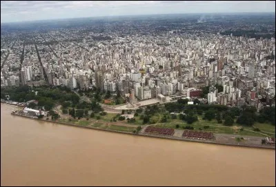 Rosario, grande ville de 1,2 millions d'habitants, s'étend au bord du rio Paraná. Dans quel pays se trouve-t-elle ?