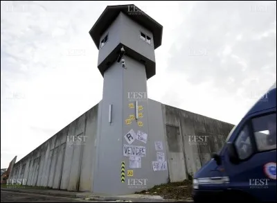 Dans la chanson "Mirador", en plus des tueurs, sur qui les matons ont-ils tiré les verrous ?