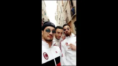 Il est un membre du groupe :