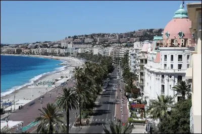 Quelle avenue longeant le bord de la mer sur 7 km est l'une des plus c&eacute;l&egrave;bres du monde ?