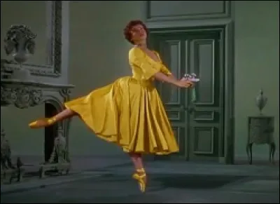 Encore une grâcieuse ballerine découverte en France, qui fût l'héroïne de nombreux films, souvent musicaux, comme Gigi, Un américain à Paris, La pantoufle de verre, ou encore Papa longues jambes. Qui est cette danseuse actrice star ?