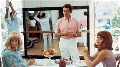 Cette photographie de tournage montre Jacques Demy et ses actrices dans Les demoiselles de Rochefort. L'une des jumelles (Delphine-Catherine Deneuve/ Solange-Françoise Dorléac) est une ballerine, donnant des cours de danse tandis que l'autre est musicienne. Qui est la ballerine ?