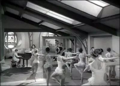 En 1966, on découvrait Delphine Desyeux, petit rat à l'Opéra de Paris dans une charmante "série", avec Louis Velle, Pierre Mondy, Marthe Villalonga, Françoise Rosay... Quel est le titre de cette "série" en 4 épisodes ?