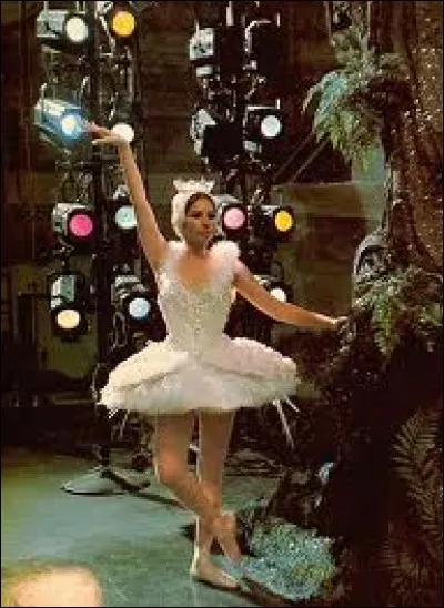 Barbra Streisand interprète dans l'une des scènes du film la pire ballerine qui soit, dans un but comique. Elle joue ici le rôle d'une célèbre Ziegfeld girl, Fanny Brice, qui compensait son manque de charme physique par un talent comique sans pareil. Quel est ce film ?