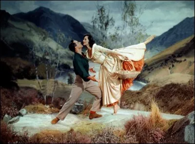 Qui est la grande danseuse classique devenue une vraie star de cinéma dans de nombreux films, d'une grâce infinie, qui ici sort du rêve de Brigadoon pour Gene Kelly ?