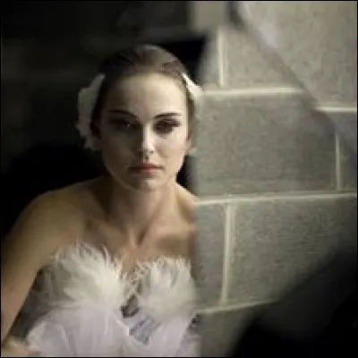 Ce film a créé le scandale quand la vraie ballerine qui a dansé toutes les scènes s'est révélée à la Presse, excédée par l'égo et les propos tenus par l'actrice Natalie Portman, le metteur en scène, le chorégraphe du film, propos peut-être encouragés par la production. Quel est ce film ?