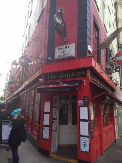 ''On Raglan Road'' est une chanson qu'on entend dans le film ''Bons Baisers de Bruges'' avec Colin Farrell et Ralph Fiennes. Dans quel pays se trouve la ville de Bruges ?