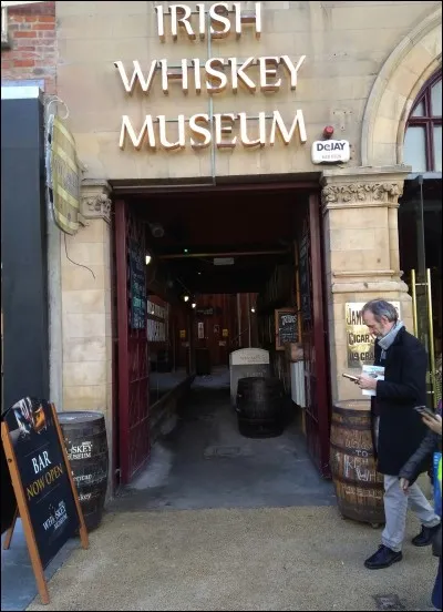 Que signifie le mot ''jar'' dans le titre ''Whiskey in the Jar'' ?