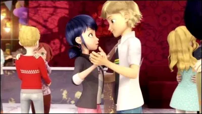 Comment Marinette réussit-elle à danser avec Adrien ?