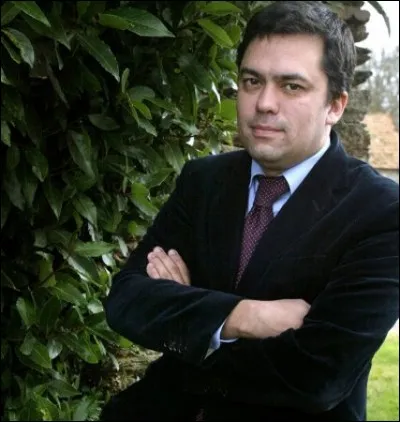 Ce fils d'ancien ministre est proche de son père, tellement proche qu'il a été impliqué dans l'affaire du financement libyen. Mais je ne vais pas vous en faire un tableau flamand, non ?