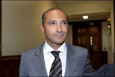 Thomas est son prénom et même s'il ne fait pas de politique, il ressemble à son père. Surtout des cheveux. Quel est son nom ?