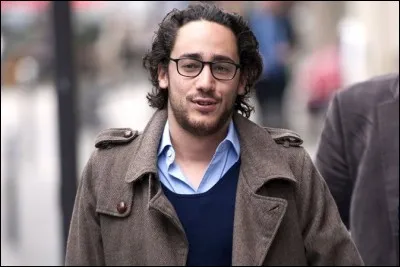 Arrêtez de jeter des "Thomas" ! Celui-ci aura hérité, pour le moins, des lunettes de son paternel. Qui est-il ?