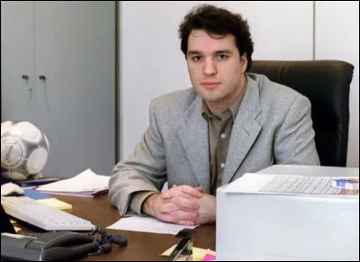 Si son père a maintes fois défrayé la chronique au cours des dernières décennies, Laurent, lui, reste plutôt dans l'ombre. C'est un ... (Complétez !)