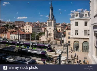 En quelle année la gare de Lyon-Croix-Rousse a-t-elle été définitivement fermée ?