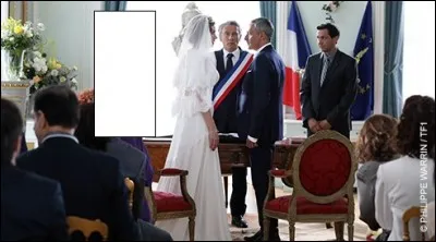 Derrière le bureau du maire, à gauche sur la photo, il y a...