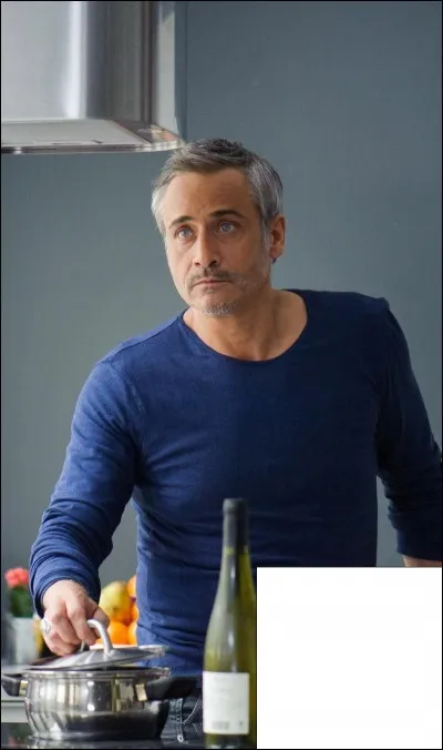 Devant Fred, à côté de la bouteille de vin, combien y a-t-il de verres ?