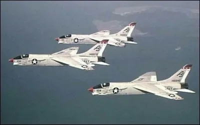 Cet intercepteur construit par Vought, mis en service en 1957, a été le premier chasseur supersonique embarqué à bord des porte-avions. Il a été largement engagé au Vietnam dès 1964. De quel avion s'agit-il ?