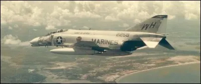 Mis en service en 1960 et produit à plus de 5000 exemplaires par McDonnell Douglas, cet avion multifonctions, capable de voler à mach 2,2, a été massivement utilisé au Vietnam. De quel avion s'agit-il ?