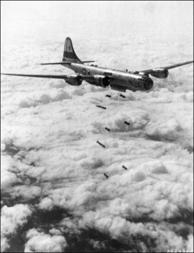 Mis en service dans le courant de 1944, c'était l'avion des grands bombardements sur le Japon ; les Américains l'utilisent encore massivement au début de la guerre de Corée. De quel bombardier s'agit-il ?