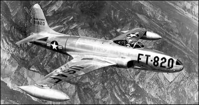 Mis en service en 1945, cet avion de chasse est le premier appareil américain à réaction engagé en Corée. De quel appareil s'agit-il ?