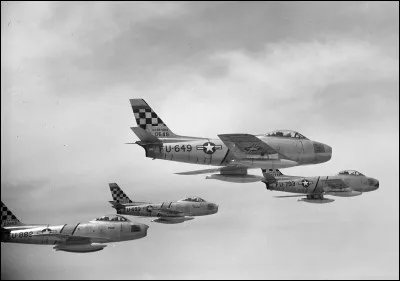 Cet appareil équipe l'aviation américaine en Corée à partir de 1951 et permet de rivaliser avec le précédent : les deux chasseurs s'affrontent dans de nombreux combats. De quel avion s'agit-il ?