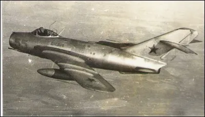 Mis en service en 1952, trop tardivement pour être engagé en Corée, ce chasseur soviétique est ensuite massivement utilisé par le Nord communiste dans le conflit Vietnamien. De quel avion s'agit-il ?