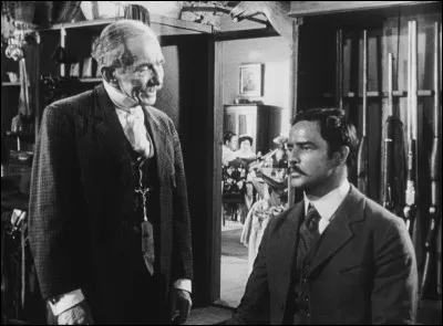 Dès lors, sa carrière est brève, de 1950 à 1958, mais fulgurante, on le voit aux côtés des grandes stars des années 50, comme ici avec Marlon Brando, mais dans quel film ?