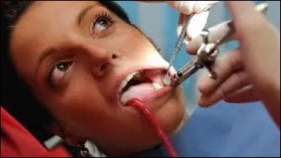 Il est recommandé de boire de l'eau après s'être servi de moi, mais je suis aussi ...