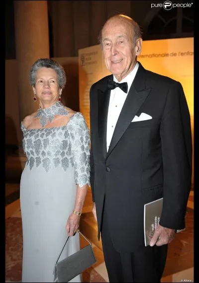 Il engage plusieurs réformes sociétales, dont l'abaissement de la majorité civile de 21 à 18 ans. Qui est-ce ?