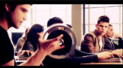 Dans quel épisode de quelle saison Isaac Lahey énerve-t-il l'un des jumeaux Alpha en cassant une des motos ?