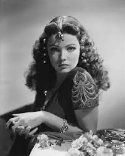 Embrassée par une admiratrice lors d'un gala alors qu'elle était enceinte, son enfant, né huit mois plus tard, en portera à jamais les stigmates. Qui est cette célèbre actrice ?