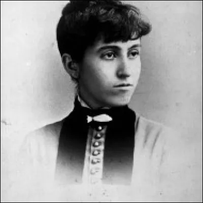 Comment s'appelle la mère de ce créateur ?