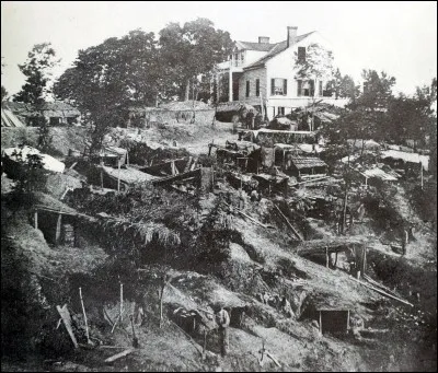 Après avoir ordonné deux importants assauts contre les fortifications confédérées de Vicksburg, (mai 1863) repoussés avec de lourdes pertes, Grant décide d'assiéger la ville qui cède en 40 jours.
Gettysburg et Vicksburg sont un tournant dans la guerre.