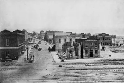Sherman et ses hommes atteignirent Atlanta. Il demanda aux Sudistes d'évacuer la ville et l'incendia : décision militaire, détruisant 90% du parc immobilier de la ville, 4 000 maisons d'habitation sur 4 500. Tous les ateliers, fonderies et manufactures de la ville furent démolis.
Ce succès militaire contribua à la réélection de Lincoln.