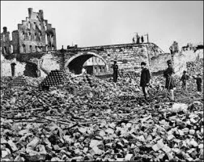 Cette guerre a causé plus de 625 000 morts : le Sud était en ruines. Le Ku Klux Klan fondé en 1865, est initialement, issu de la défaite des états confédérés.