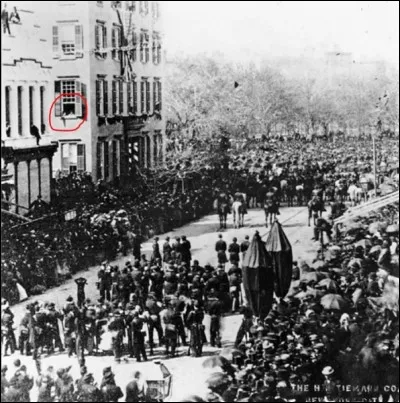 Puis, le 14 avril 1865, à Washington, quelques jours à peine après la fin du conflit, est assassiné d'une balle à la tête, Abraham Lincoln, laissant le pays dans la désolation la plus totale.