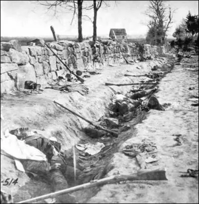 Du 1er au 3 juillet 1863 se déroulera l'horrible bataille de Gettysburg, la plus meurtrière du conflit : l'Union perd le 1/4 de ses effectifs, le Sud, c'est le 1/3.
Ce résultat mitigé, précipite la fin de Lee : peu après, les nordistes de Grant s'emparent de Vicksburg, sur les bords du Mississippi, replaçant le fleuve tout entier sous contrôle de Washington.
Le Sud est réduit à se défendre ...