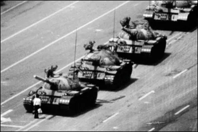 'Il est facile de se tenir avec la foule, il faut du courage pour rester seul' . Quel grand sage est l'auteur de cette citation ?