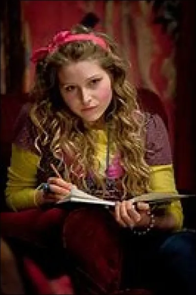 La première petite amie d'Harry Potter est Lavande Brown.